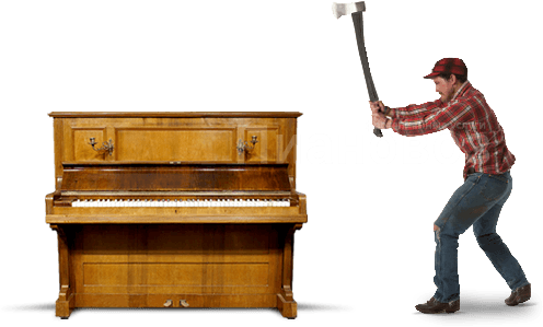 Рабочий ломает пианино топором